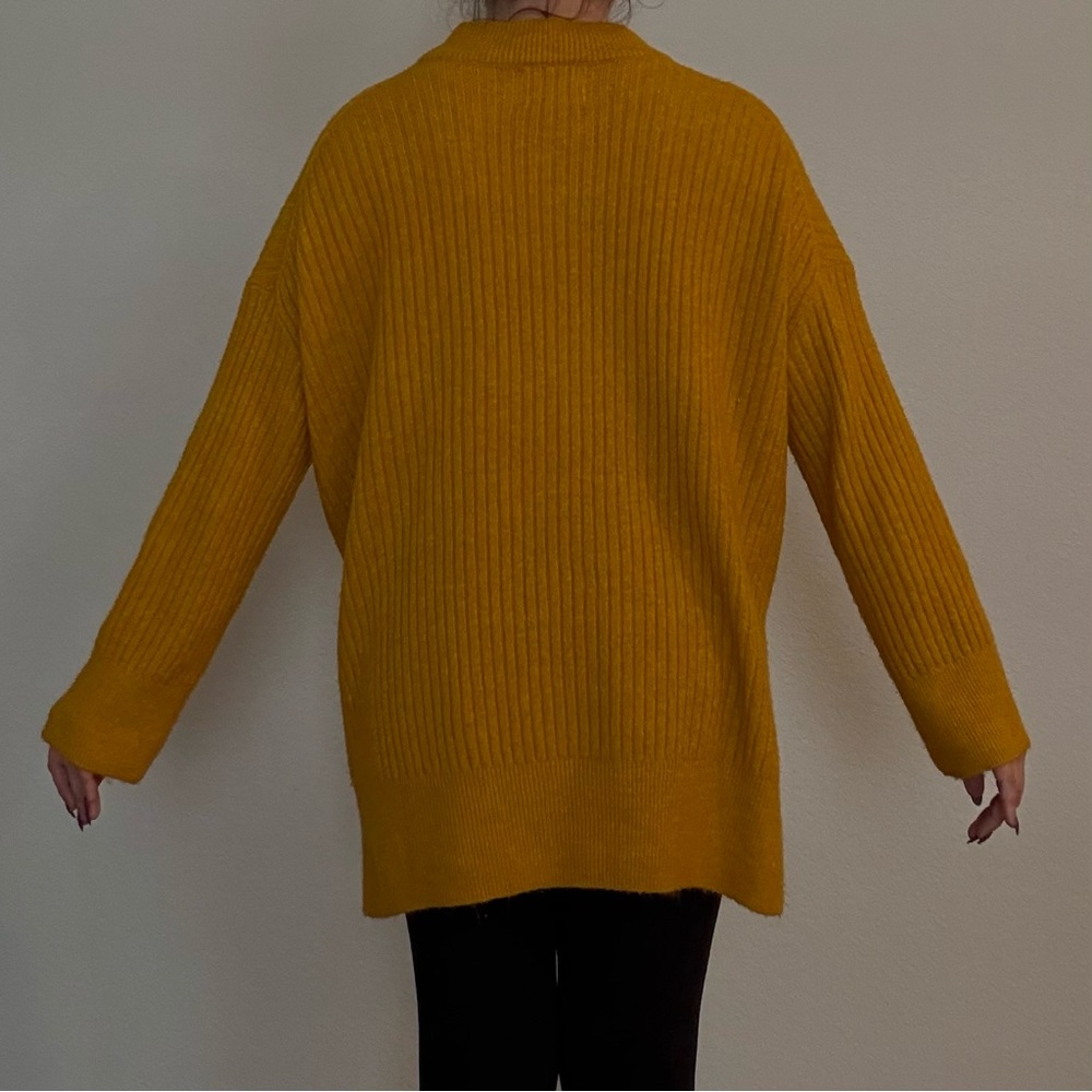 H&M GOLDEN YELLOW SWEATER SIZE MEDIUM - Picture 2 of 4